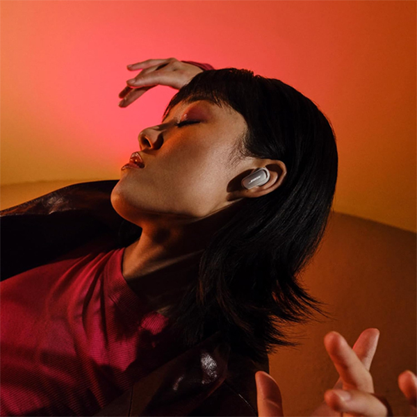 Bose QuietComfort Ultra Earbuds- White Smoke — image 4