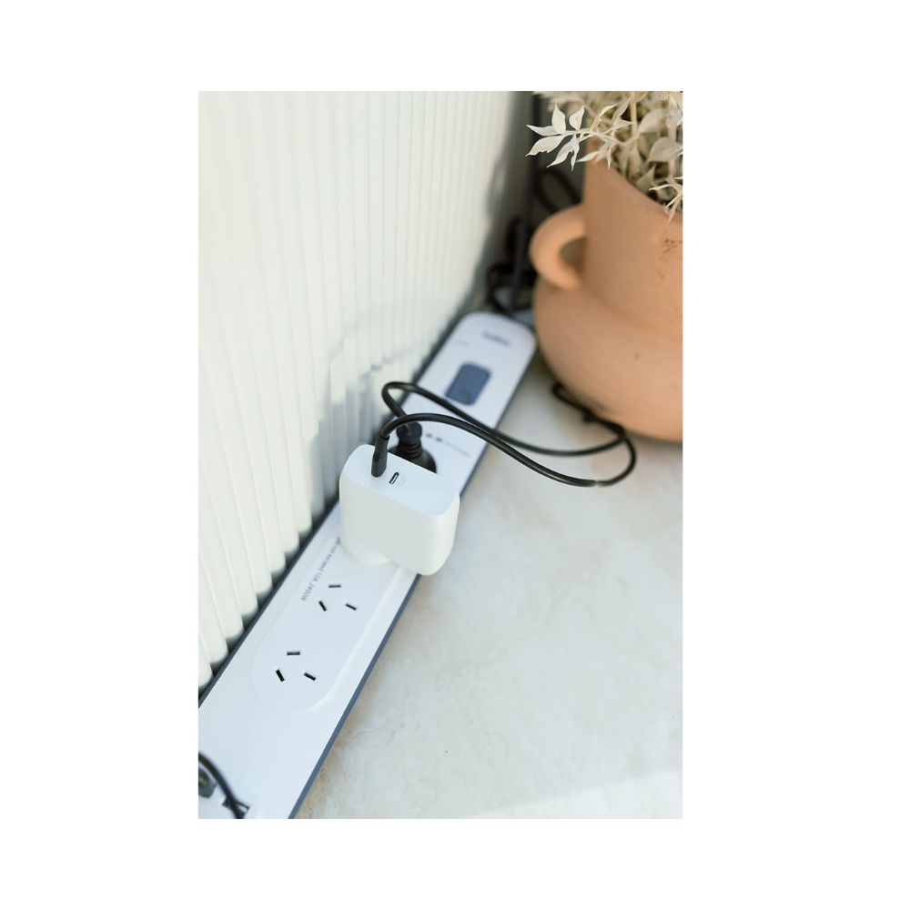 Belkin 4-outlet Surge Protection Strip with 2.4 Amp 2xUSB Charging — image 4