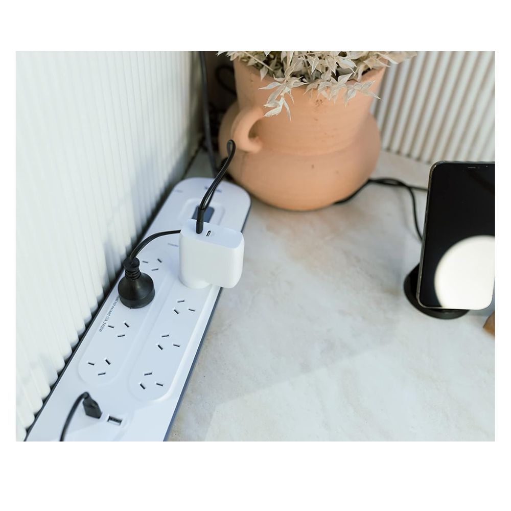 Belkin 8-outlet Surge Protection Strip with 2.4 Amp 2xUSB Charging — image 4