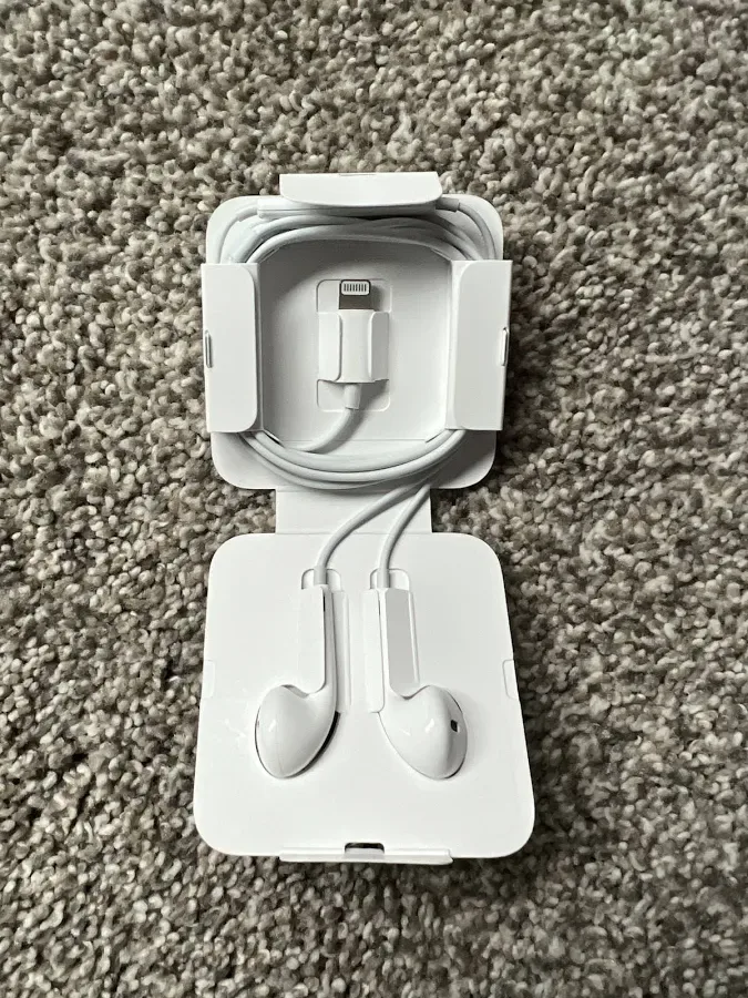 Apple Ear Pods with Lightning Connector, White Genuine Audio — image 3